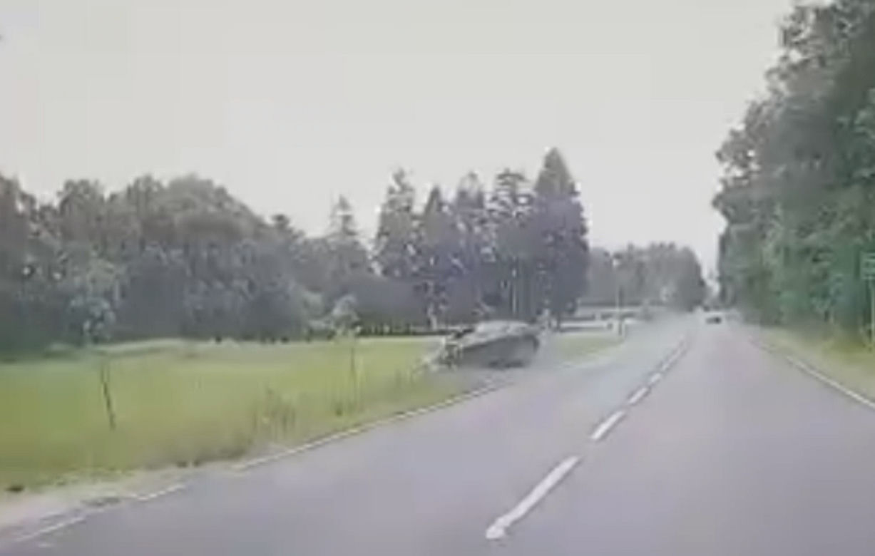 Niesłychany wypadek na trasie Mława-Ciechanów! Zachowanie pijanego kierowcy audi uchwyciła kamera [ZDJĘCIA].