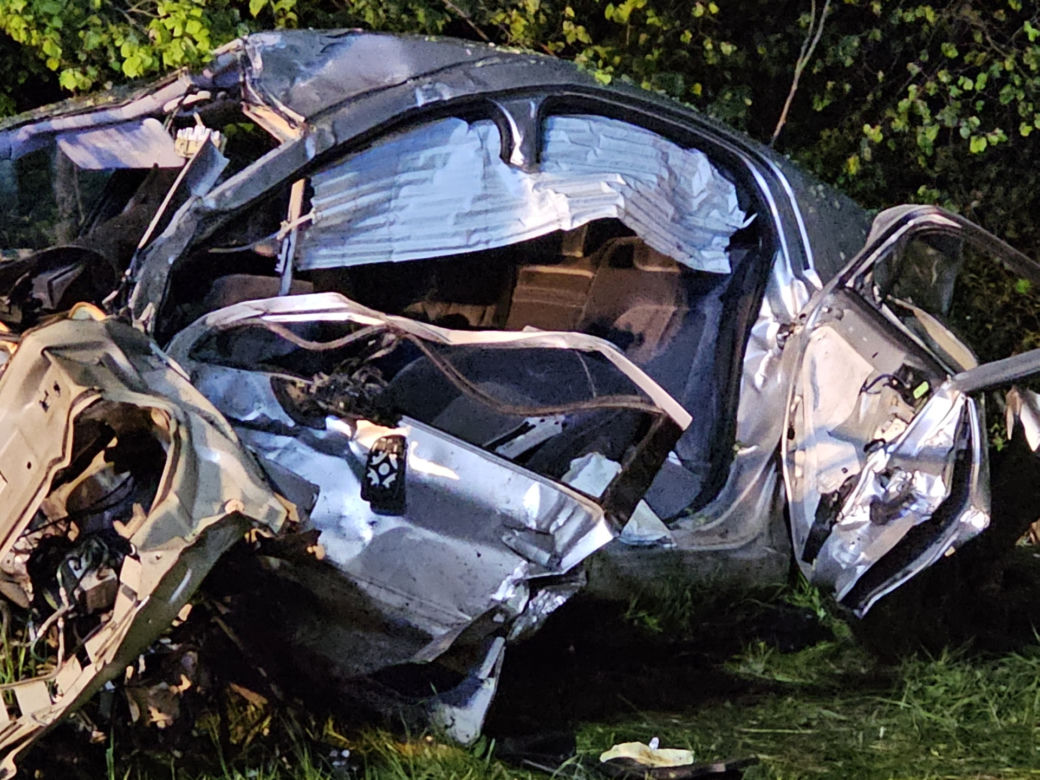 Śmiertelny wypadek pod Gostyniem. Opel i peugeot 18-latków roztrzaskały się o drzewo [ZDJĘCIA]