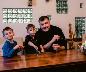 Artur Dziambor maluje pisanki
