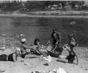 Plażowicze podczas wypoczynku nad Wisłą. Widoczny chłopiec sprzedajacy obwarzanki,1929 Kraków.