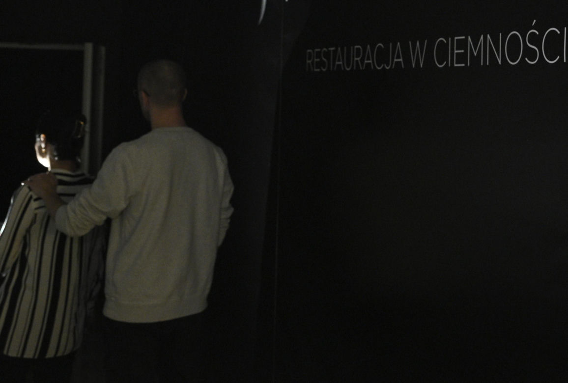 „Jedzenie w ciemności smakuje inaczej”. To jedyna taka restauracja w Warszawie. Odwiedziła ją nawet pierwsza dama
