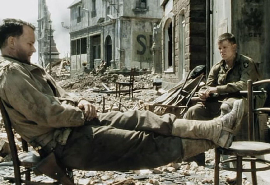 Ta poruszająca scena z "Szeregowca Ryana" to dzieło przypadku. Tom Hanks nie miał pojęcia, co powie Matt Damon