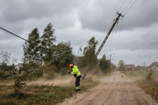 Wichura w Podlaskiem pozbawiła tysiące osób prądu. Kiedy znikną awarie energetyczne?
