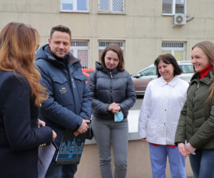 Warszawa zatrudnia medyków z Ukrainy. Konferencja Rafała Trzaskowskiego pod Szpitalem Bielańskim.