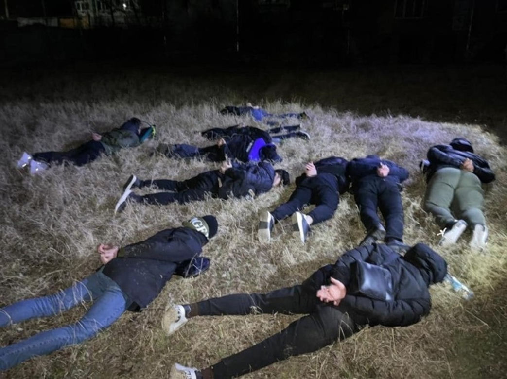 Ukraińcy uciekają przed poborem w damskich ubraniach i w pudełkach po zabawkach