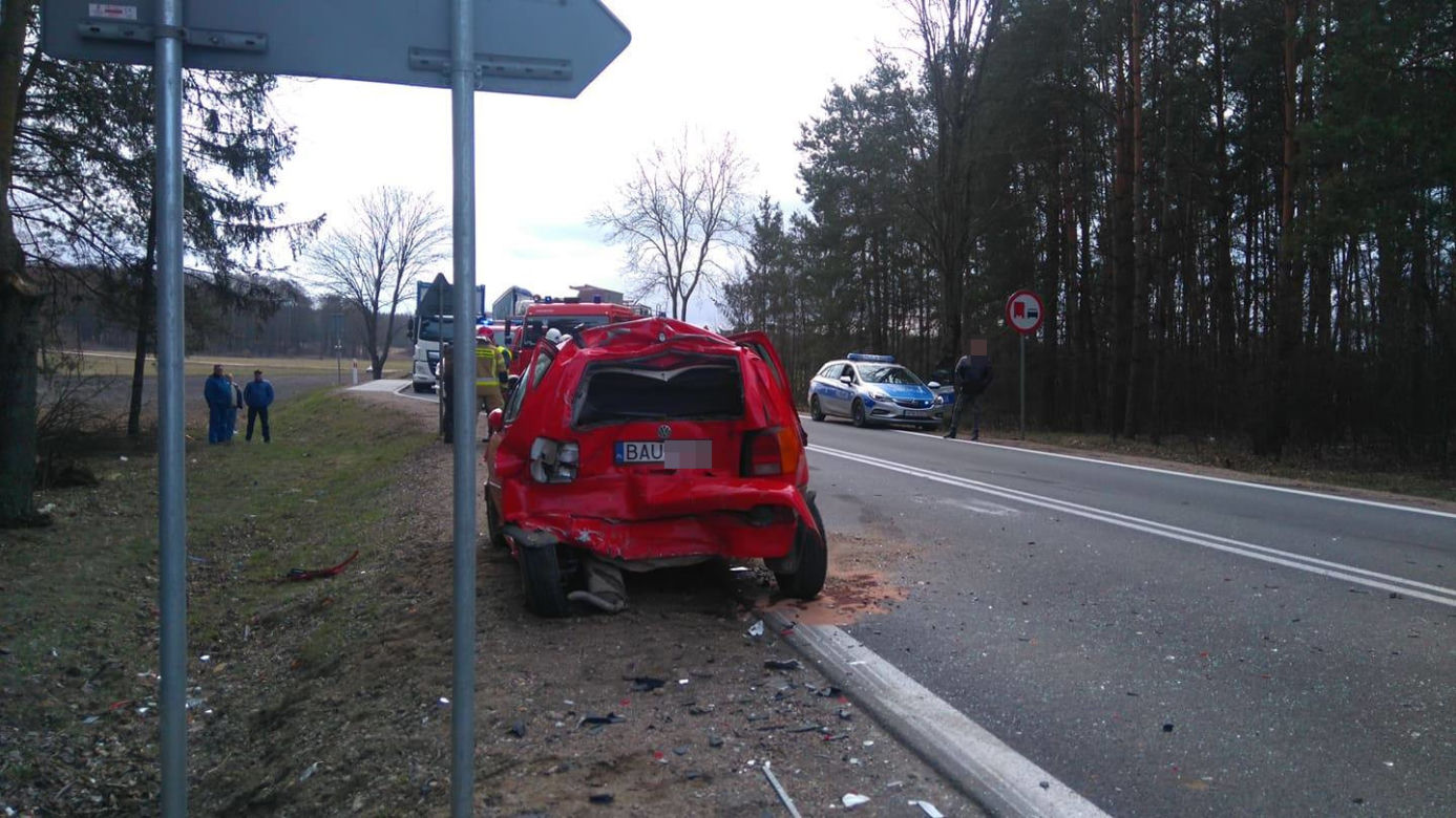 Ostrówek. Wypadek na DK 8. Zderzyły się 3 pojazdy. Dwie osoby ranne [ZDJĘCIA]