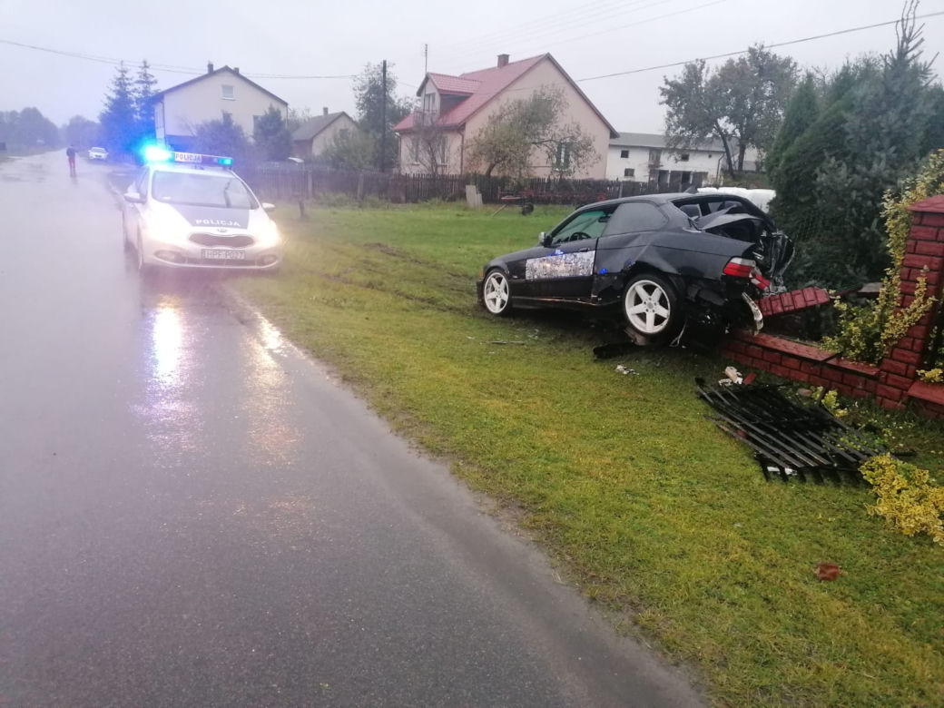 Był tak spragniony, że „setkę” i trzy piwa wypił pod sklepem. SKOŃCZYŁ NA PŁOCIE!