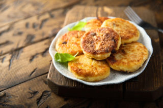 Greckie racuchy z serem feta – łatwa przekąska z patelni lub piekarnika