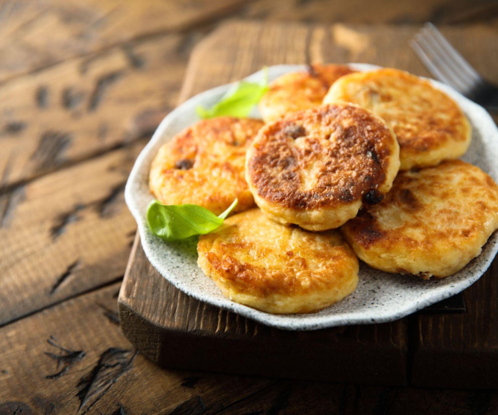 Greckie racuchy z serem feta – łatwa przekąska z patelni lub piekarnika