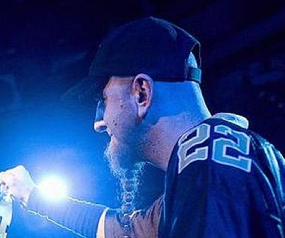 Shavo Odadjian z System of a Down w czapce z daszkiem i sportowej koszulce. O zespole w Polsce przeczytasz na EskaRock.