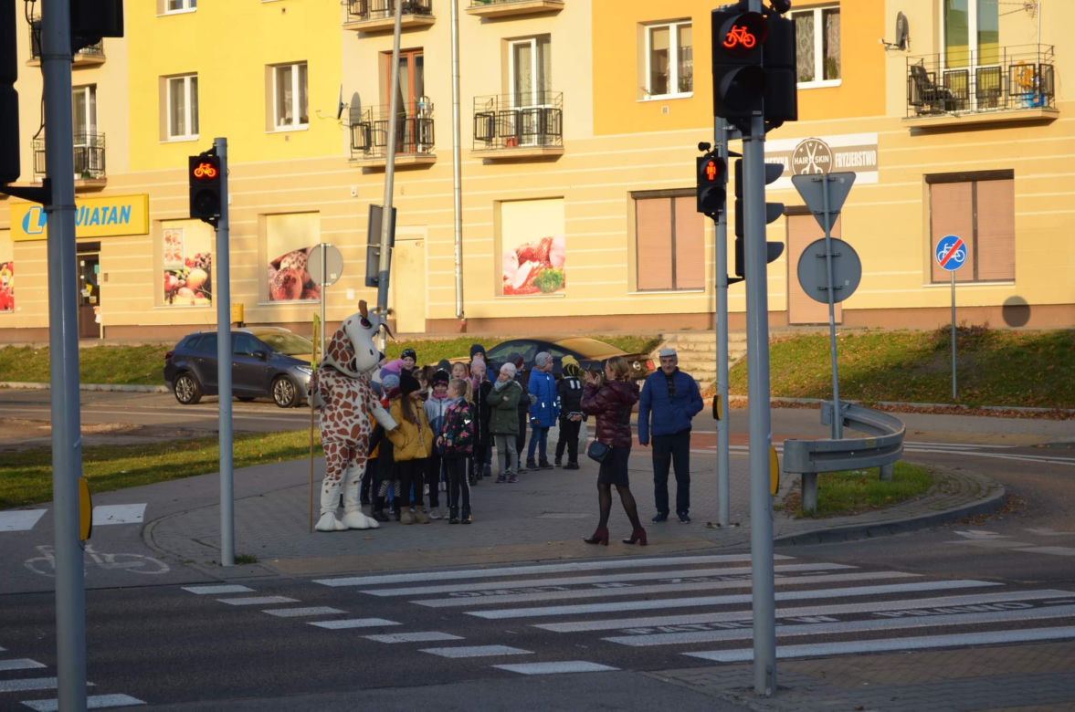 Uczniowie PSP 32 w Radomiu podczas lekcji o bezpieczeństwie w ruchu drogowym
