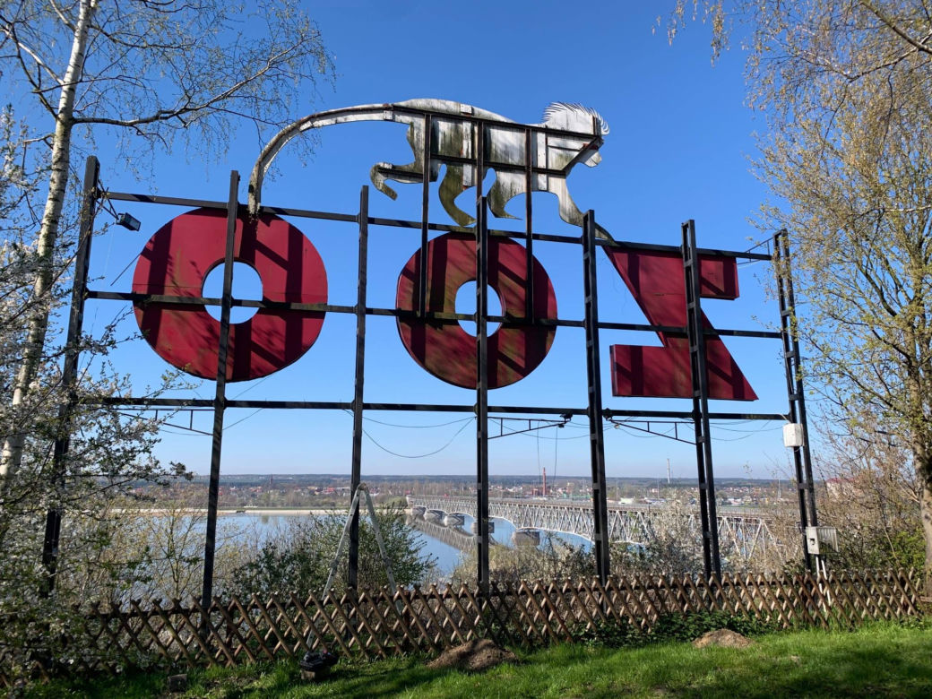 Wjeżdżały do Płocka przez 25 lat i zawsze tam był. Co się stało z "hollywoodzkim" symbolem miasta? [ZDJĘCIA]