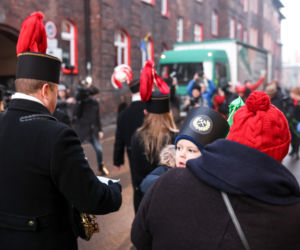 Barbórka 2025. Pobudka górnicza na Nikiszowcu w wykonaniu Orkiestry Wieczorek