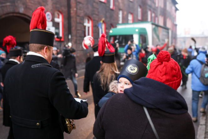 Barbórka 2025. Pobudka górnicza na Nikiszowcu w wykonaniu Orkiestry Wieczorek