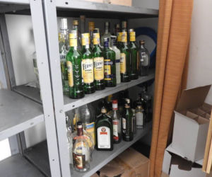 Pusta flaszka na stole, komputery i dziecięce zabawki w pokojach. Tajemniczy hotel na granicy polsko-czeskiej [ZDJĘCIA]