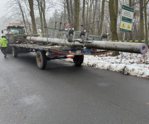 Wystający betonowy słup na przegniłej naczepie