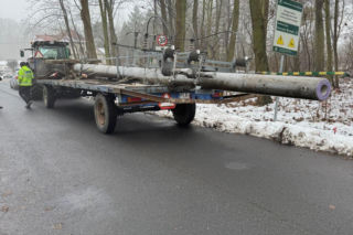 Ciągnik z naczepą, a na naczepie… nieoznakowany kilkumetrowy betonowy słup [ZDJĘCIA]