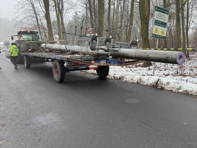 Ciągnik z naczepą, a na naczepie… nieoznakowany kilkumetrowy betonowy słup