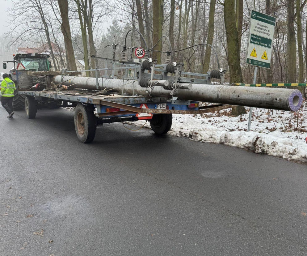 Ciągnik z naczepą, a na naczepie… nieoznakowany kilkumetrowy betonowy słup