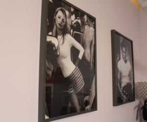 Czarno-białe fotografie na ścianach w salonie Macademian Girl