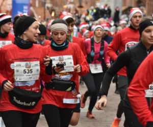 Tak wyglądał Bieg Świętych Mikołajów w Toruniu. Dużo zdjęć uczestników i kibiców