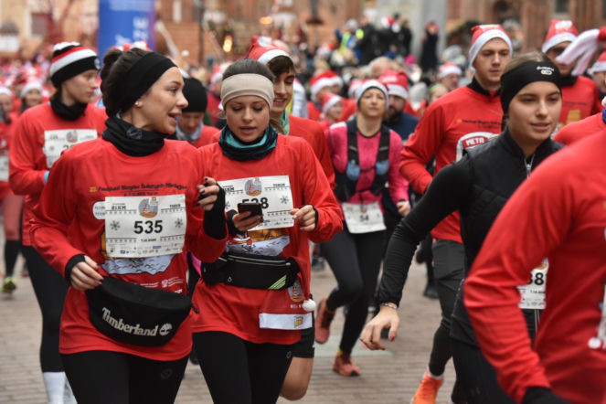 Tak wyglądał Bieg Świętych Mikołajów w Toruniu. Dużo zdjęć uczestników i kibiców