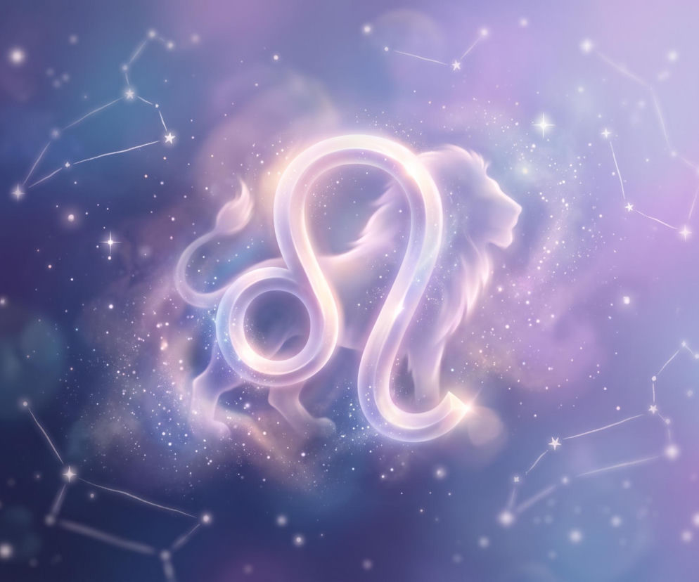 Znak zodiaku Lew i jego symbol na tle gwieździstego nieba. O horoskopie dla Lwa przeczytasz na Eska.