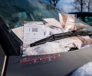 161 mandatów za parkowanie o wartości 32 tysięcy złotych! Auto od 1.5 roku stoi przy ul. 3 Maja w Gdańsku