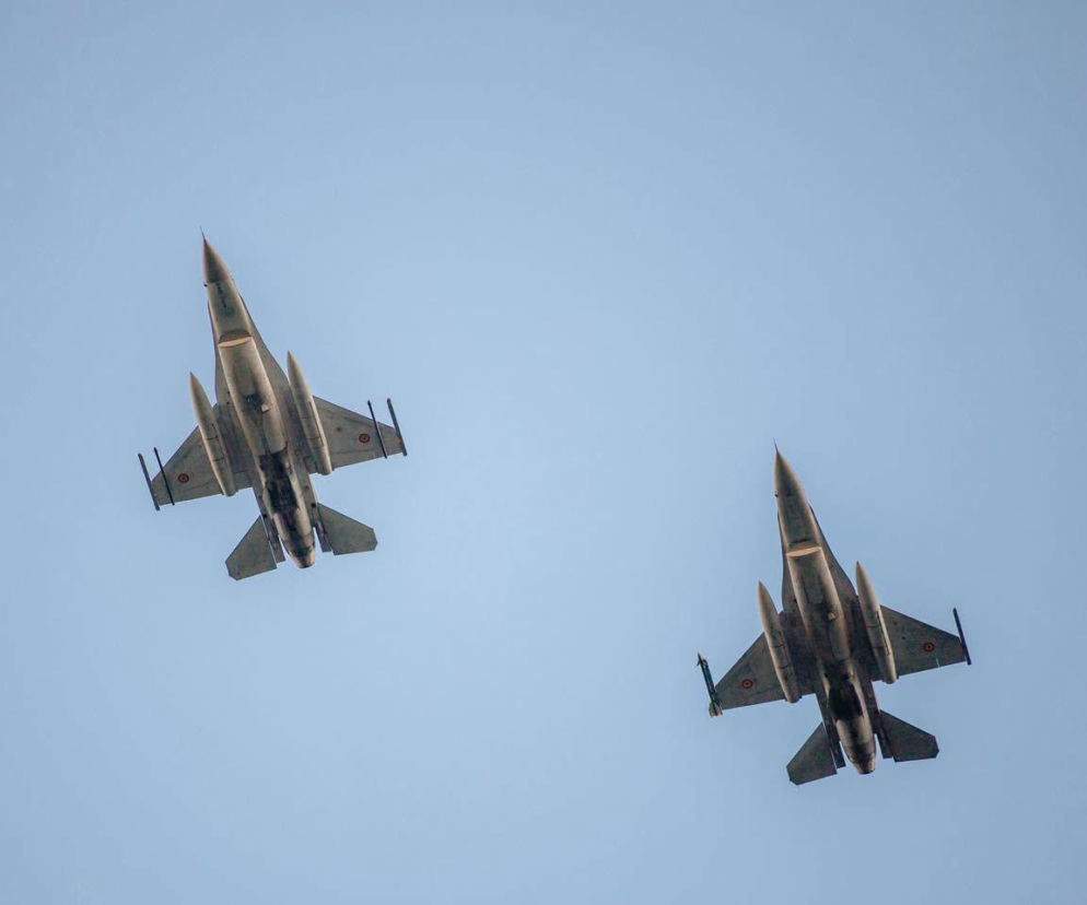 Dwa myśliwce F-16 lecące na tle błękitnego nieba. O incydentach w Rumunii przeczytasz na Eska.