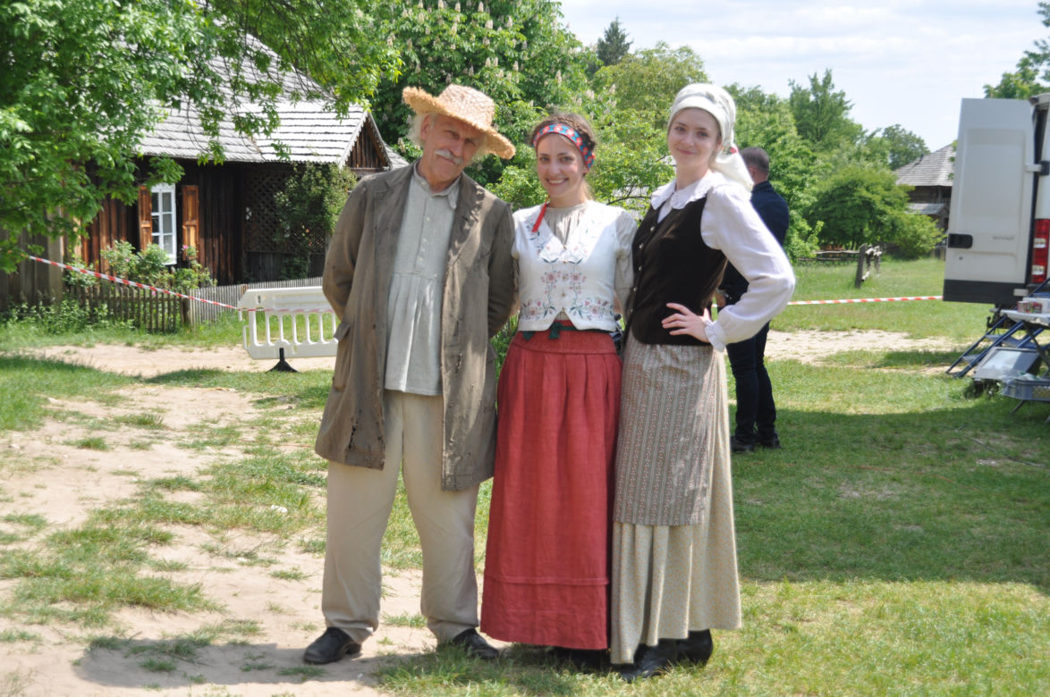 "Sami swoi. Początek". Filmowy kręcili sceny w Muzeum Wsi Kieleckiej w Tokarni