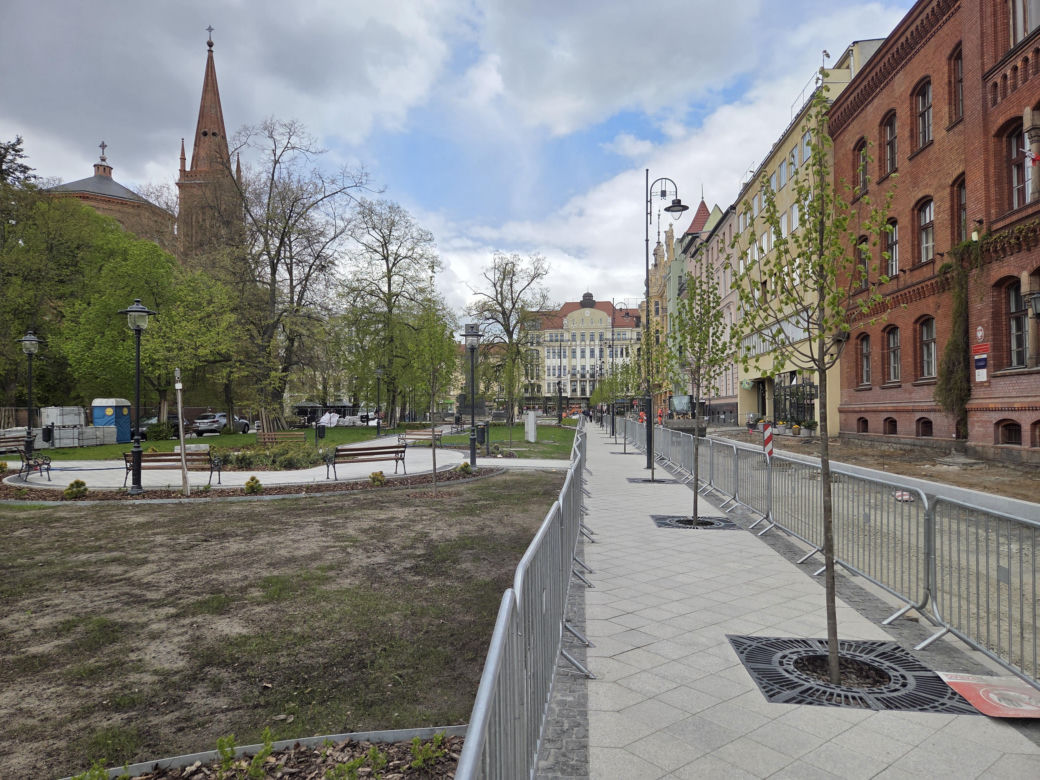 Nowe oblicze placu Wolności. Kwiaciarnie już zamontowane, koniec prac coraz bliżej