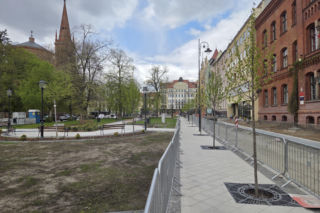 Nowe oblicze placu Wolności. Kwiaciarnie już zamontowane, koniec prac coraz bliżej