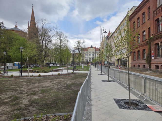 Nowe oblicze placu Wolności. Kwiaciarnie już zamontowane, koniec prac coraz bliżej