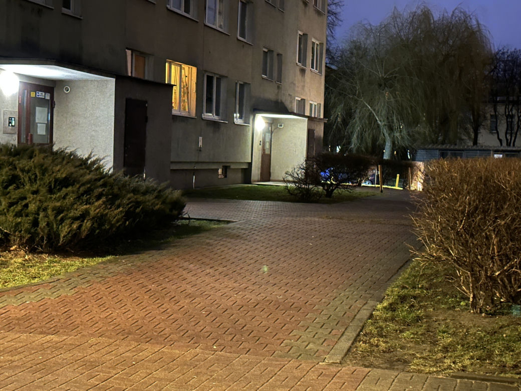 Dramat w Ursusie. Pod blokiem leżały kobiece zwłoki. Co się stało?!