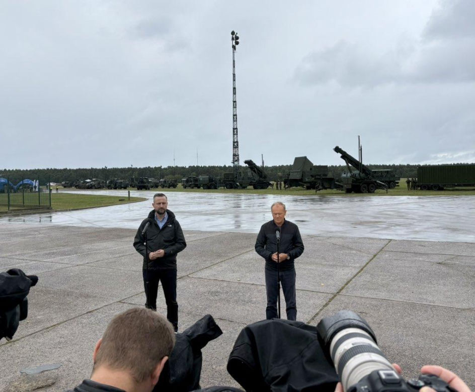 Donald Tusk i Władysław Kosiniak-Kamysz podczas wizyty na Centralnym Poligonie Sił Powietrznych w Ustce
