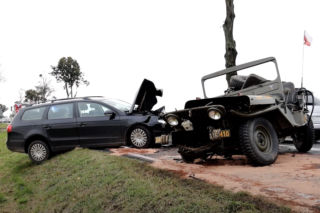 Zabytkowy Jeep zderzył się z Passatem. Kierowca wyleciał z pojazdu [WIDEO]