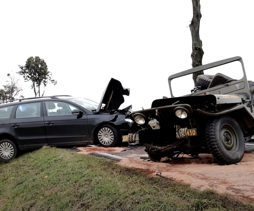 Zabytkowy Jeep zderzył się z Passatem