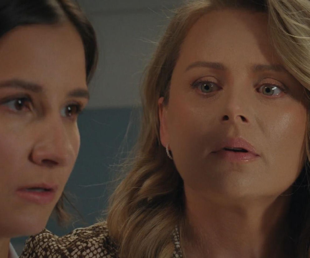 Agnes (Amanda Mincewicz) i Judyta (Paulina Chruściel) z serialu M jak miłość patrzą w bok z zaniepokojonymi wyrazami twarzy, co sugeruje poważną rozmowę o zdradzie Artura. Więcej szczegółów na temat intryg w serialach znajdziesz na Super Seriale.