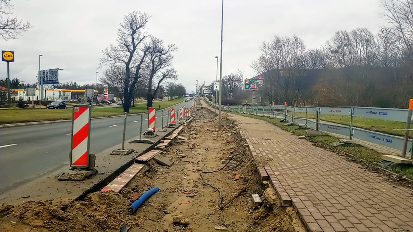 Ulica rozkopana, drzewa wycięte, kierowcy narzekają. Co z nowym dojazdem do sklepu IKEA w Szczecinie?