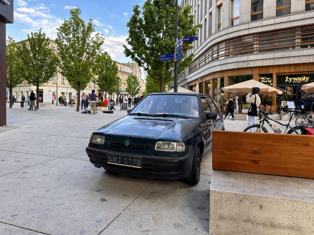 Akcja Miejskiej Agendy Parkingowej na placu Pięciu Rogów w Warszawie