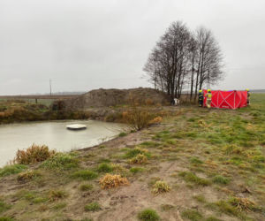 Wiewiórów: Zwłoki 46-letniej kobiety w przydomowym stawie! Co się tam wydarzyło? 