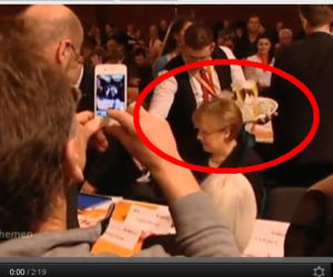 Angela Merkel oblana piwem przez kelnera