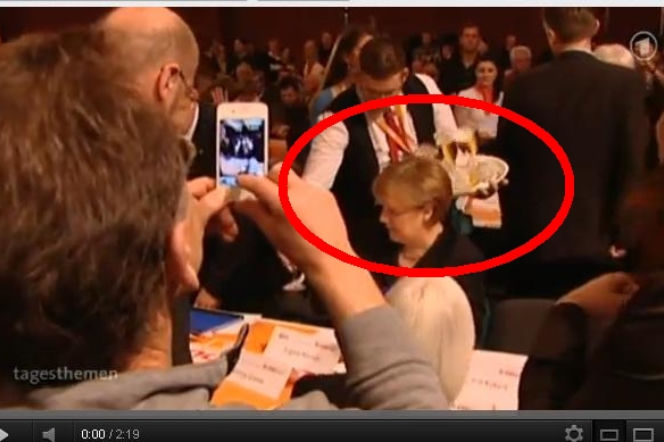 Angela Merkel oblana piwem przez kelnera