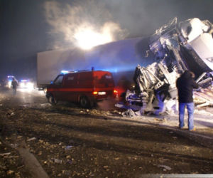 Masakra! Tir zmiażdżył 3 osoby