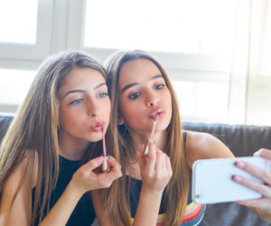 Kosmetyki dla dzieci: Zagrażają skórze i samopoczuciu? Eksperci biją na alarm!