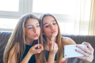 Twoja córka chce drogich kremów z TikToka? To nie jest tylko niewinna zabawa