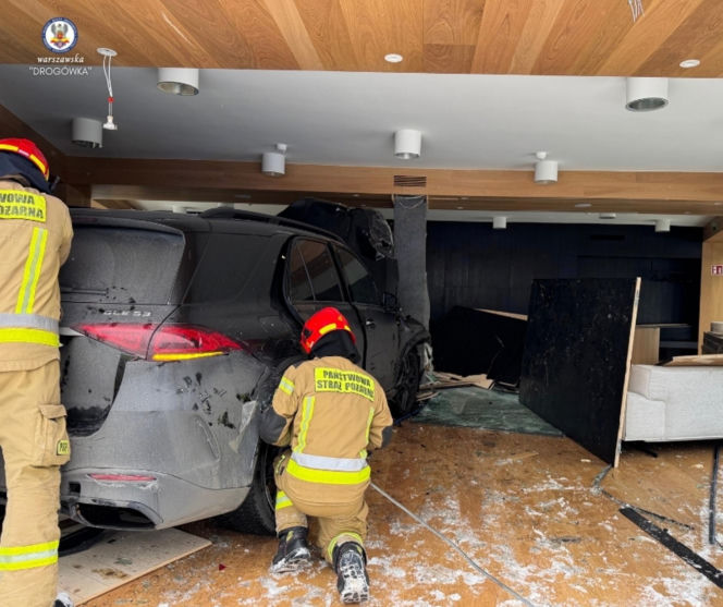 Totalna demolka na Woli. Po kolizji wjechał mercedesem do sklepu