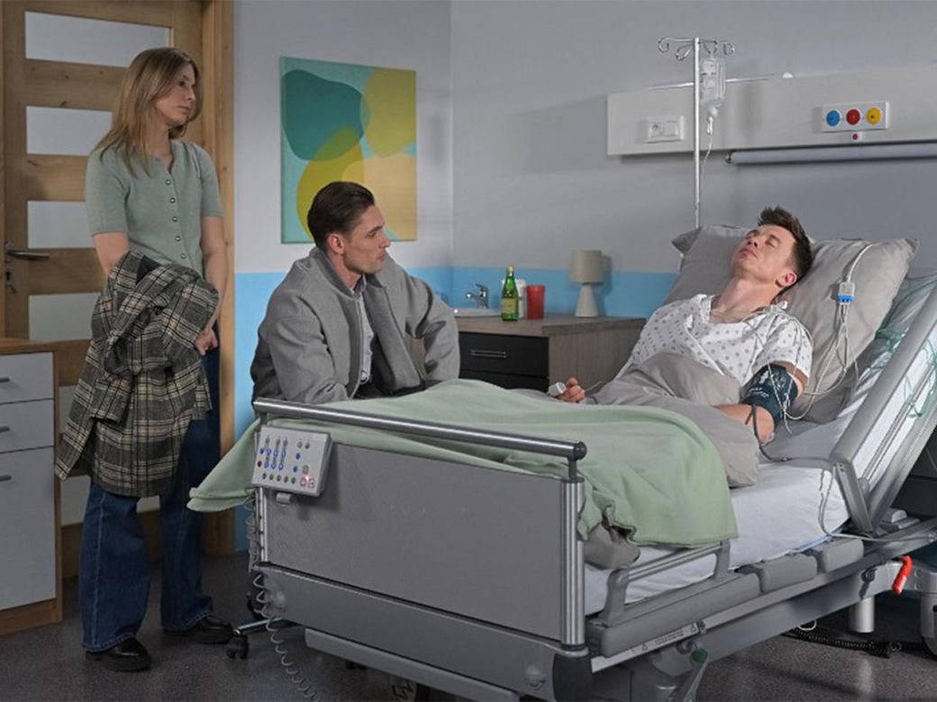Pierwsza miłość, odcinek 4034: Alan (Alan Andersz), Oskar (Filip Gurłacz), Kalina (Magdalena Wieczorek) 