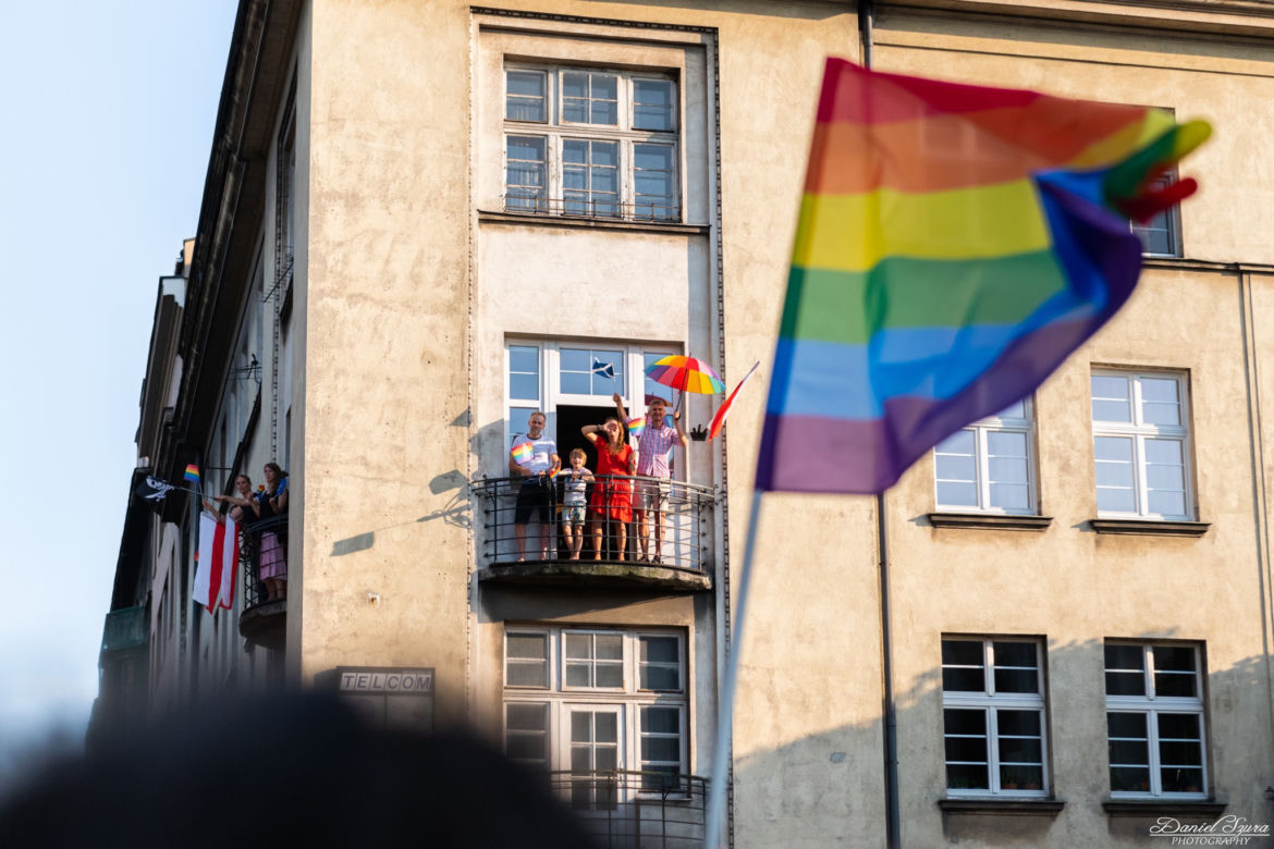 Marsz Równości w Krakowie - tłumy na wydarzeniu pod hasłem "Zaczerpnąć tchu".