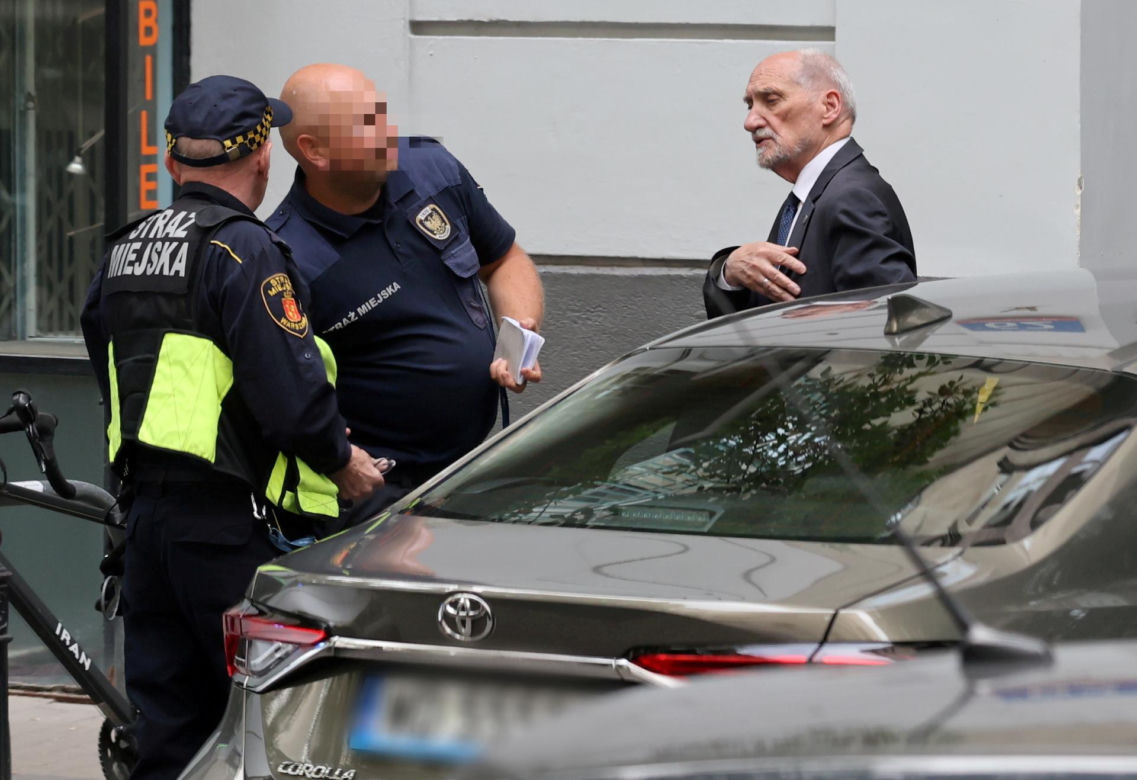 Antoni Macierewicz oczarował strażników